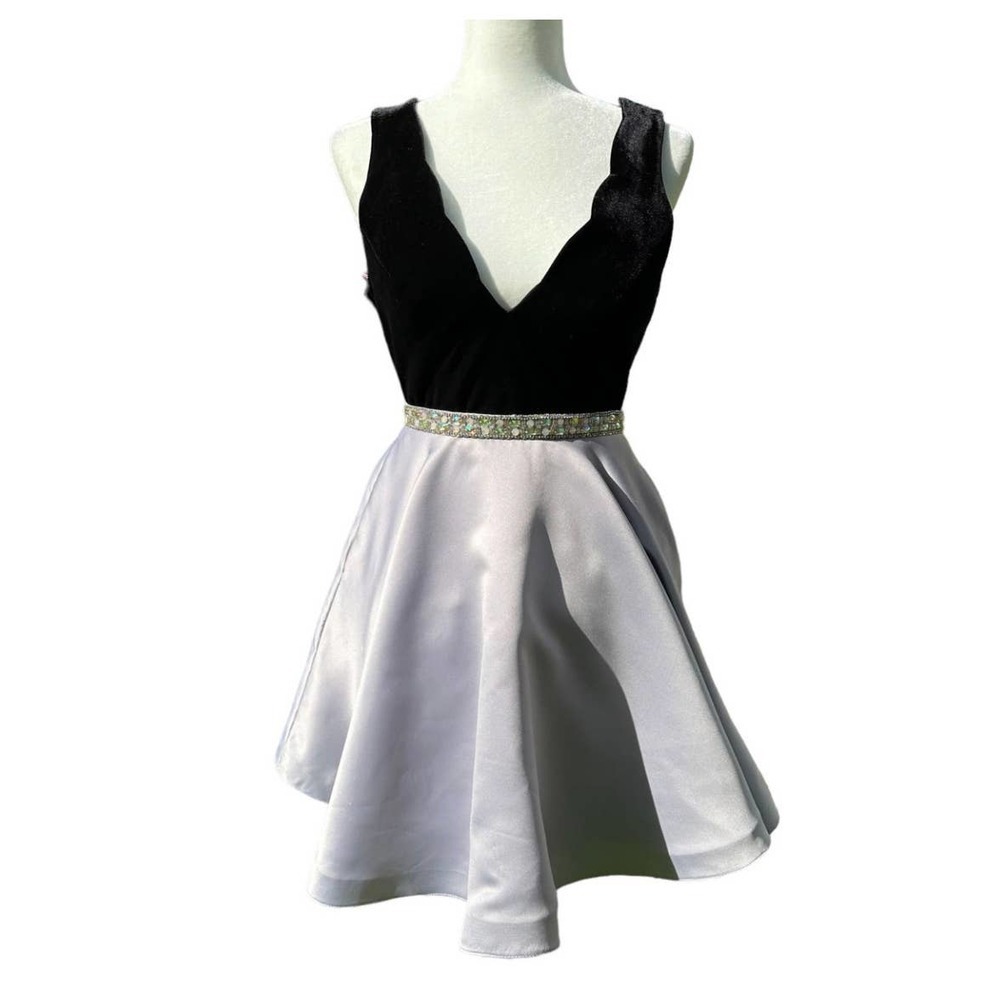 Blush Prom by Alexia‎ Dress Women’s sz. 2 Black Velvet Purple V-Neck Sleeveless